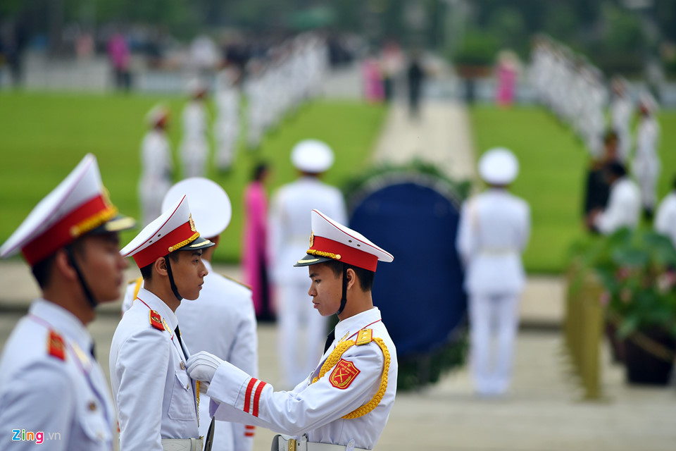 Đại biểu QH viếng Chủ tịch Hồ Chí Minh ngày khai mạc kỳ họp thứ 5